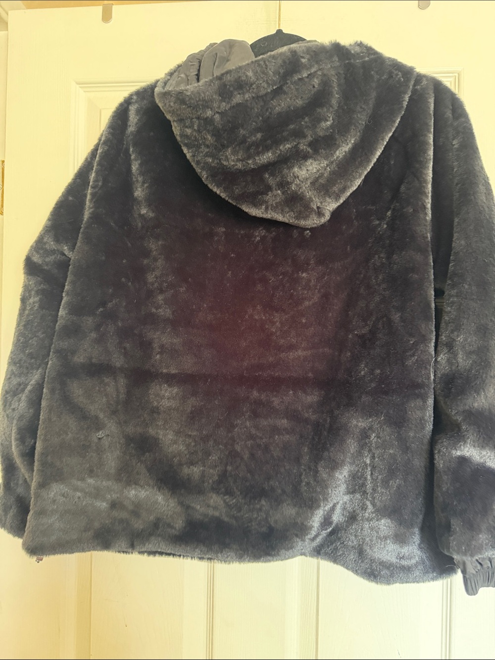 lululemon athletica Plush Faux Fur Jacket in Charcoal Black - Picture 4 of 5